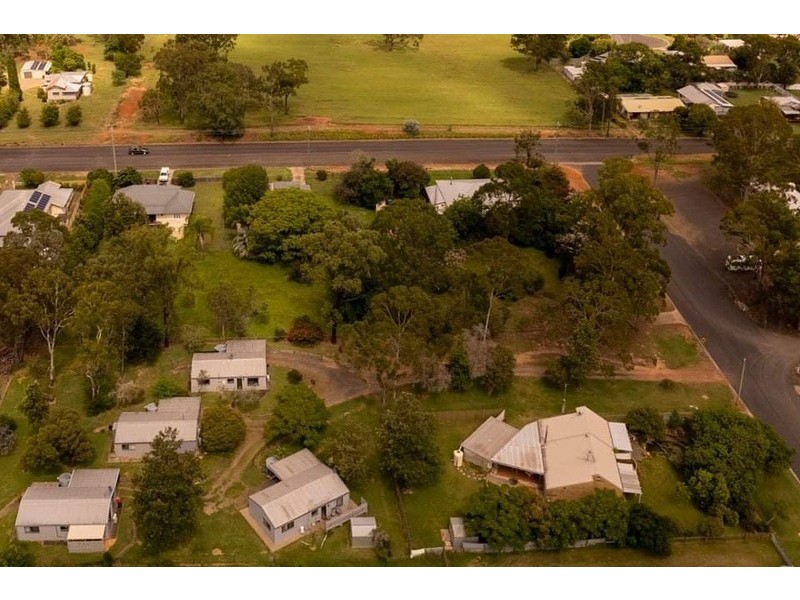 13-15 Dalby St, Nanango QLD 4615