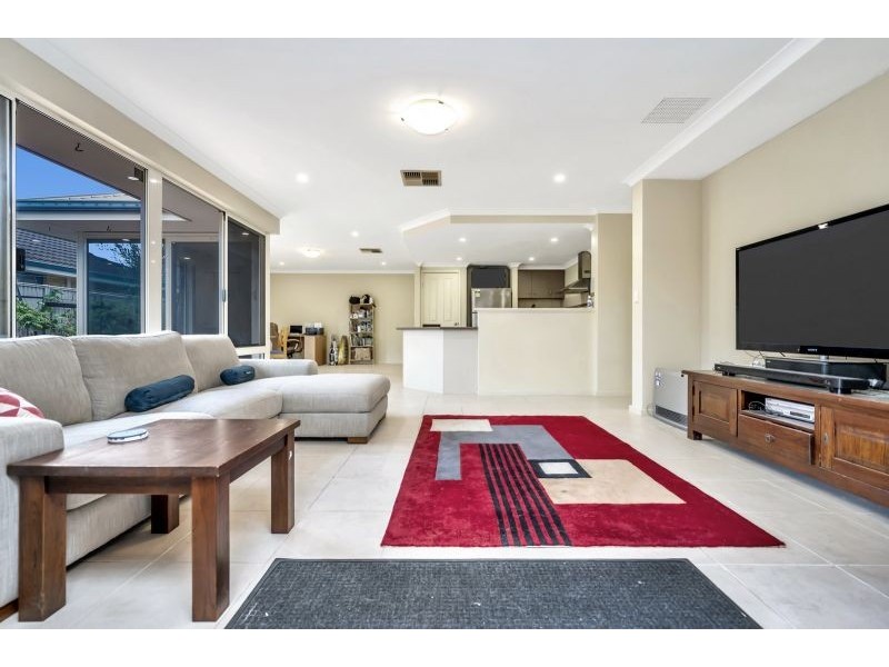 12 Sellafeild Bend, Waikiki WA 6169