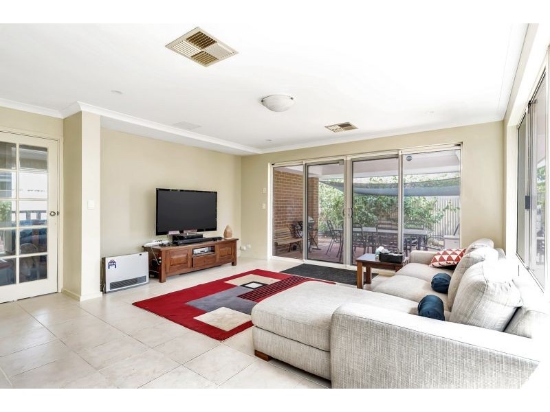 12 Sellafeild Bend, Waikiki WA 6169