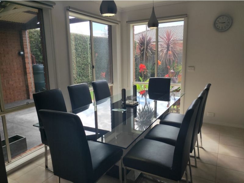 18 Brindalee Pl, Cranbourne East VIC 3977