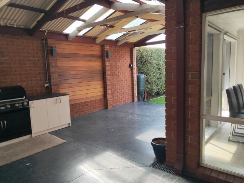 18 Brindalee Pl, Cranbourne East VIC 3977