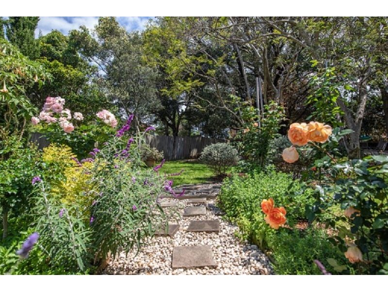 24 Woodlawn Avenue, Mangerton NSW 2500