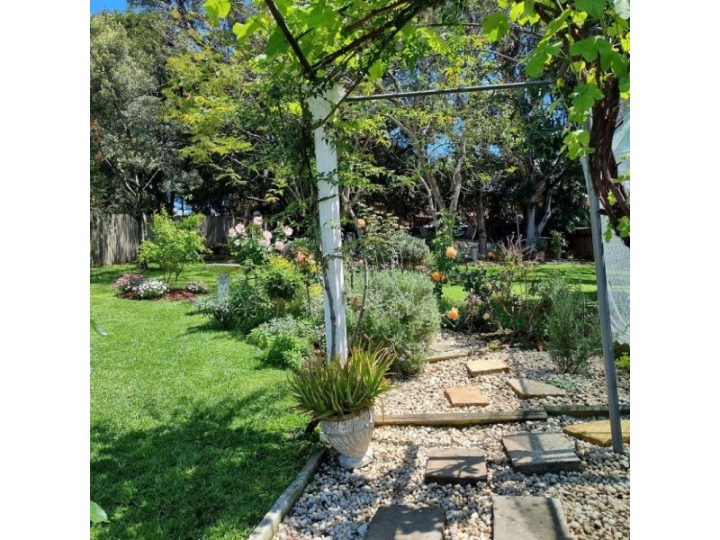 24 Woodlawn Avenue, Mangerton NSW 2500