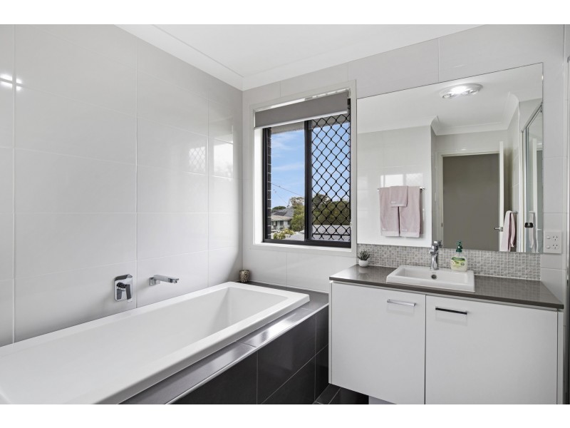 10 Enoch St, Clontarf QLD 4019