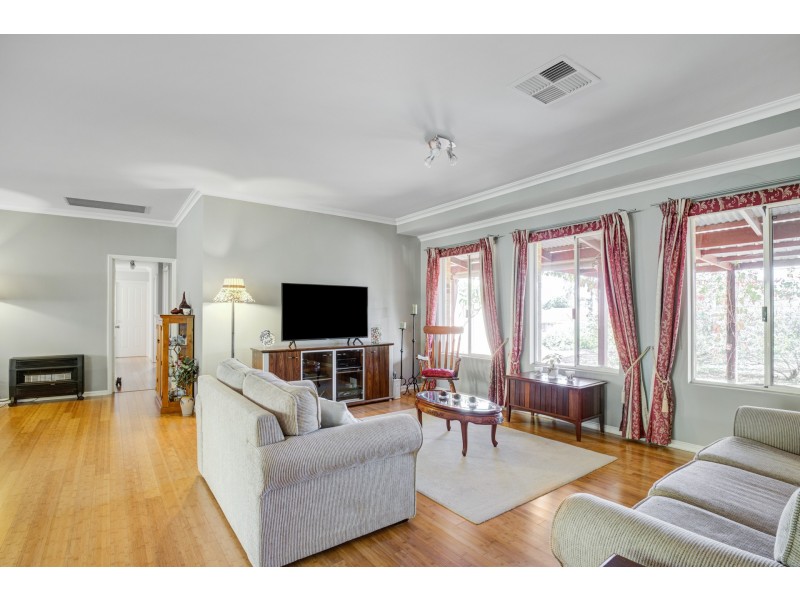 220 Viveash Road, Swan View WA 6056