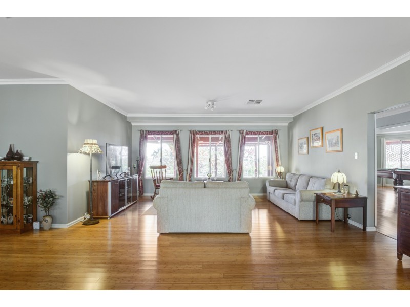 220 Viveash Road, Swan View WA 6056