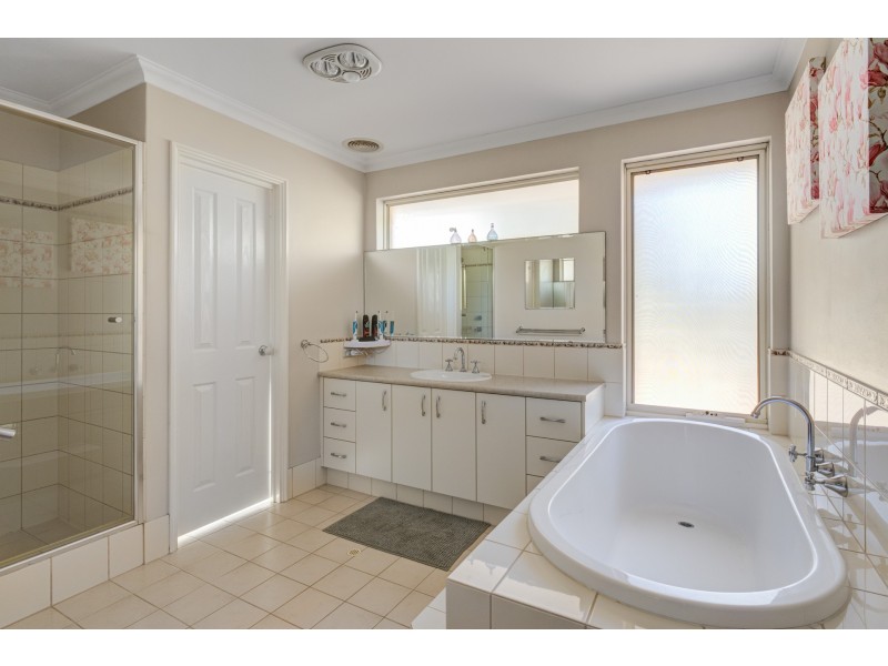 220 Viveash Road, Swan View WA 6056