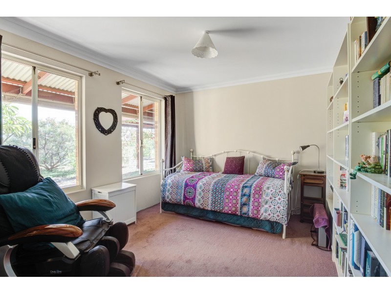 220 Viveash Road, Swan View WA 6056