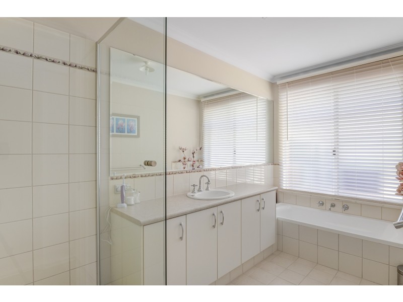 220 Viveash Road, Swan View WA 6056