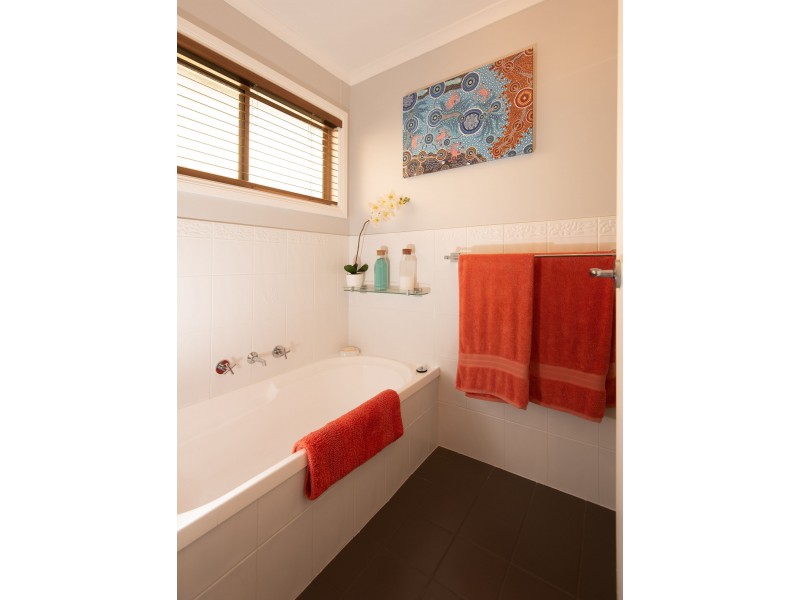 35 Pear Tree Place, Moruya NSW 2537