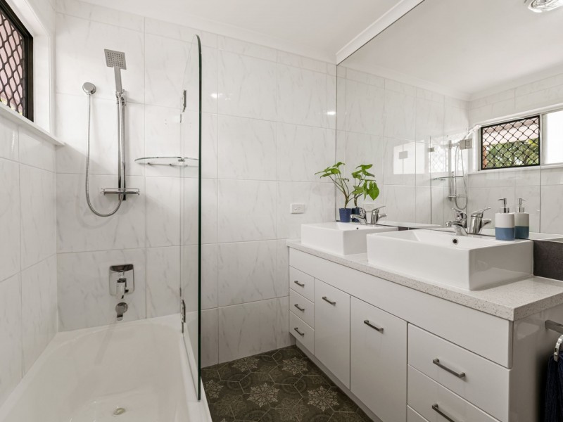 16 Lawson Street, Woodridge QLD 4114