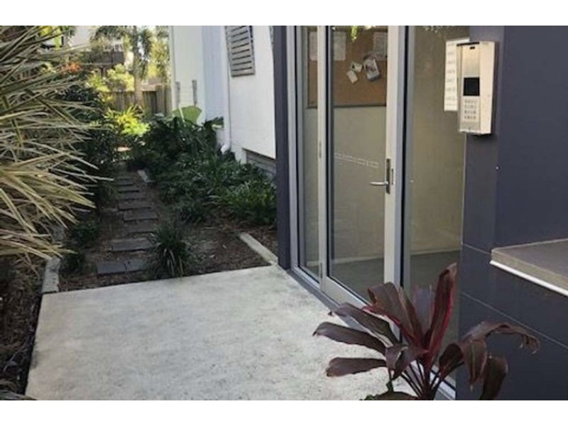 6/24-26 Proud St, Labrador QLD 4215