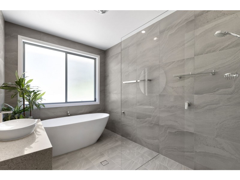 8 Woodlot Place, Batehaven NSW 2536