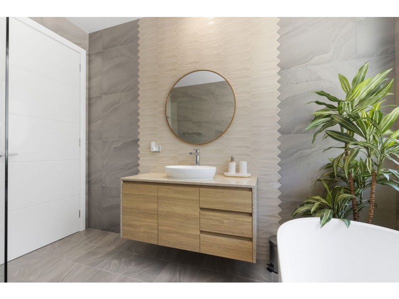 8 Woodlot Place, Batehaven NSW 2536