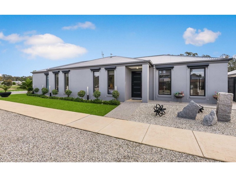 21 Blue Wren Boulevard, Kangaroo Flat VIC 3555