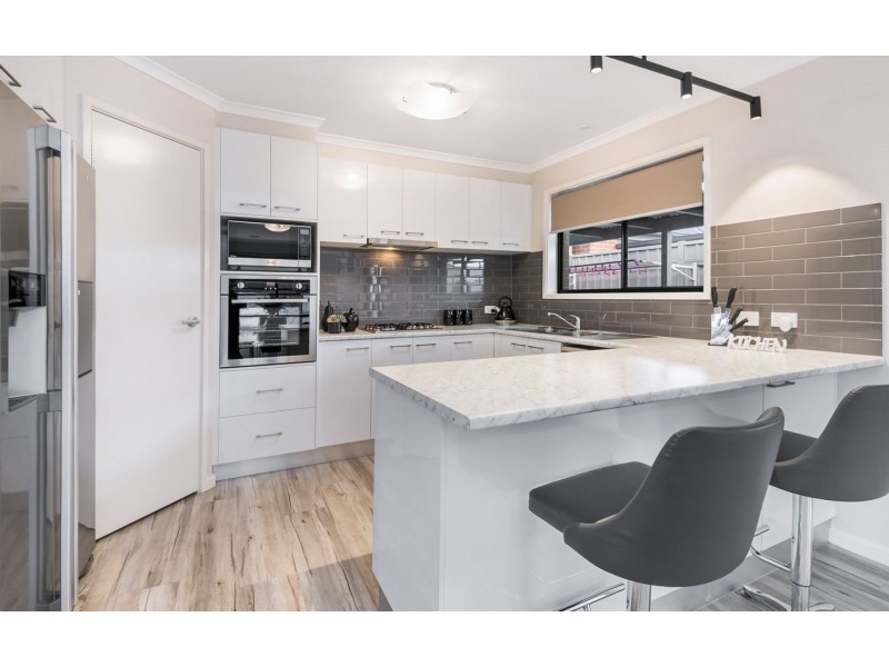 21 Blue Wren Boulevard, Kangaroo Flat VIC 3555