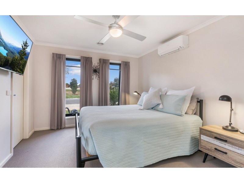21 Blue Wren Boulevard, Kangaroo Flat VIC 3555