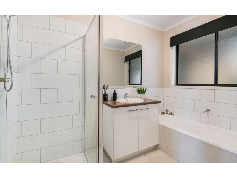 21 Blue Wren Boulevard, Kangaroo Flat VIC 3555