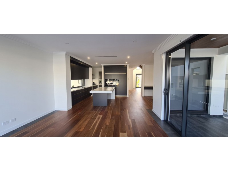 2/8 Middle Quay Drive, Biggera Waters QLD 4216