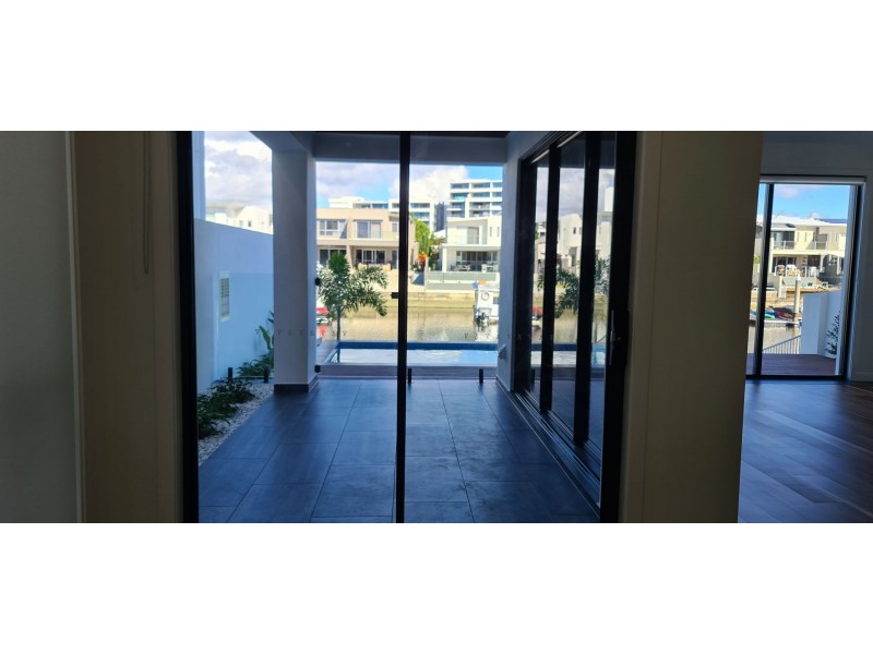 2/8 Middle Quay Drive, Biggera Waters QLD 4216