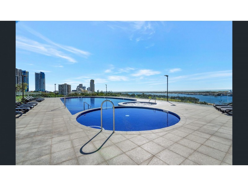 2 Como crescent, Southport QLD 4215