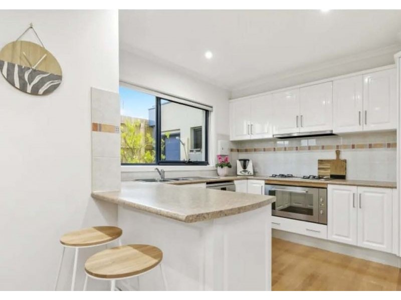 2/82 Beach Road, Torquay VIC 3228
