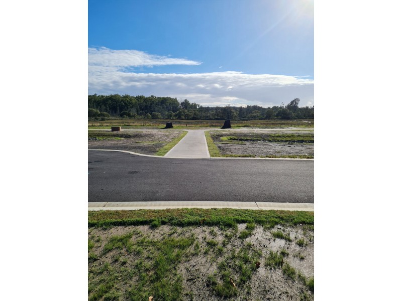 4 Moonagee Crescent, Old Bar NSW 2430