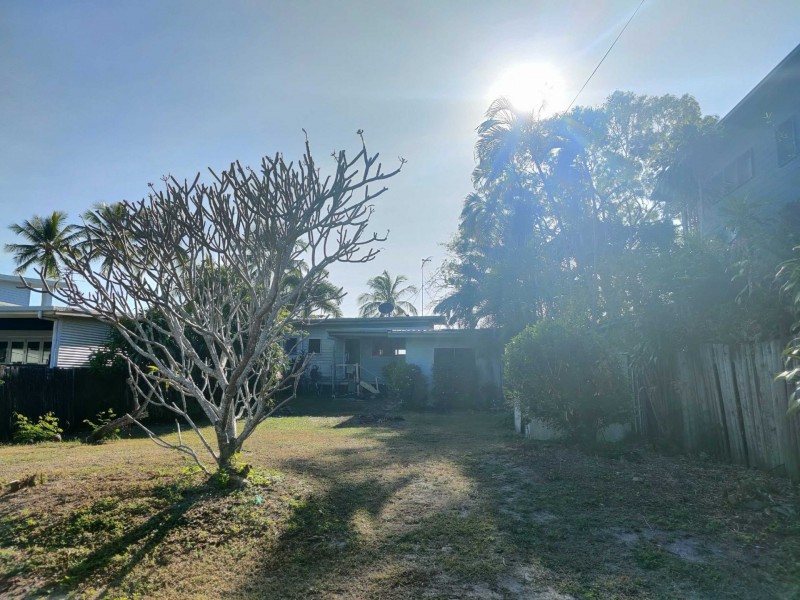 255 O’Shea Esplanade, Machans Beach QLD 4878