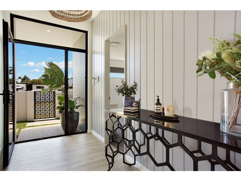 2 Pensacola Court, Broadbeach Waters QLD 4218