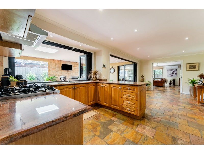 6 Axminster Drive, Craigieburn VIC 3064