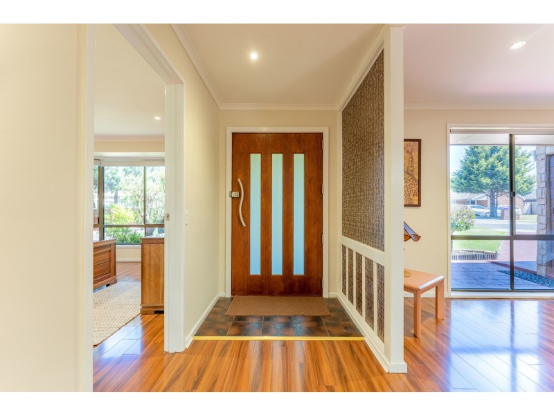 6 Axminster Drive, Craigieburn VIC 3064