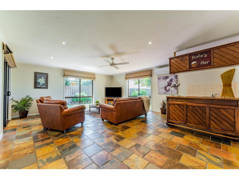 6 Axminster Drive, Craigieburn VIC 3064