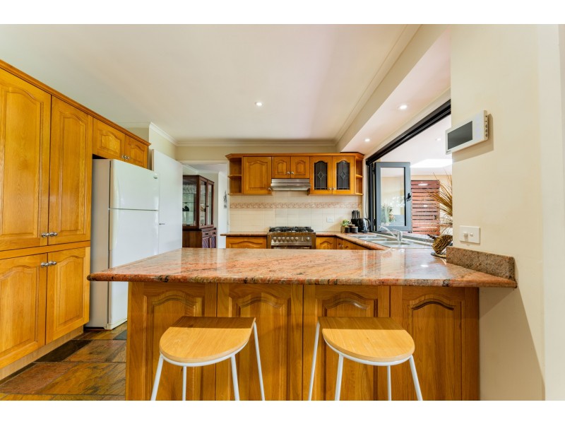 6 Axminster Drive, Craigieburn VIC 3064