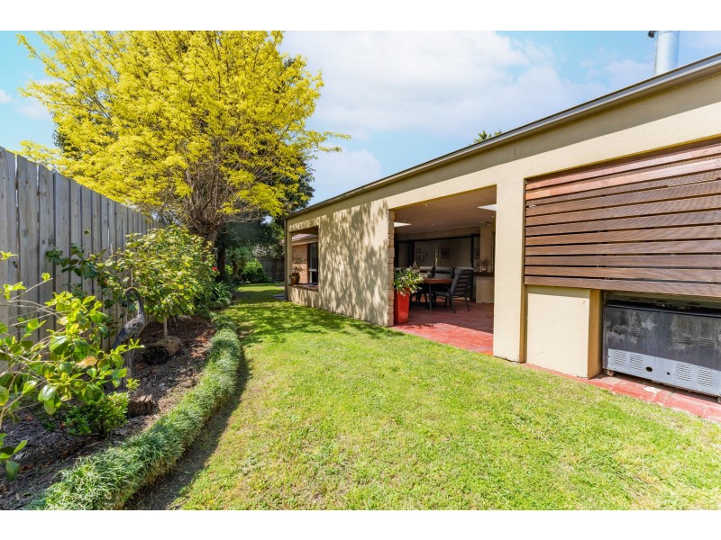 6 Axminster Drive, Craigieburn VIC 3064