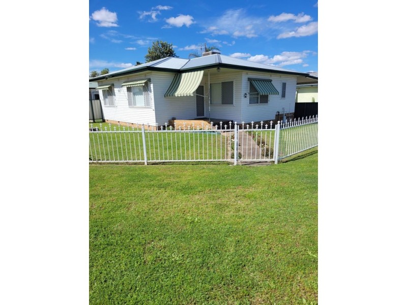 4 Edgeroy Street, South Tamworth NSW 2340