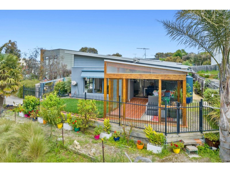 1/7 Saltbush pl, Torquay VIC 3228