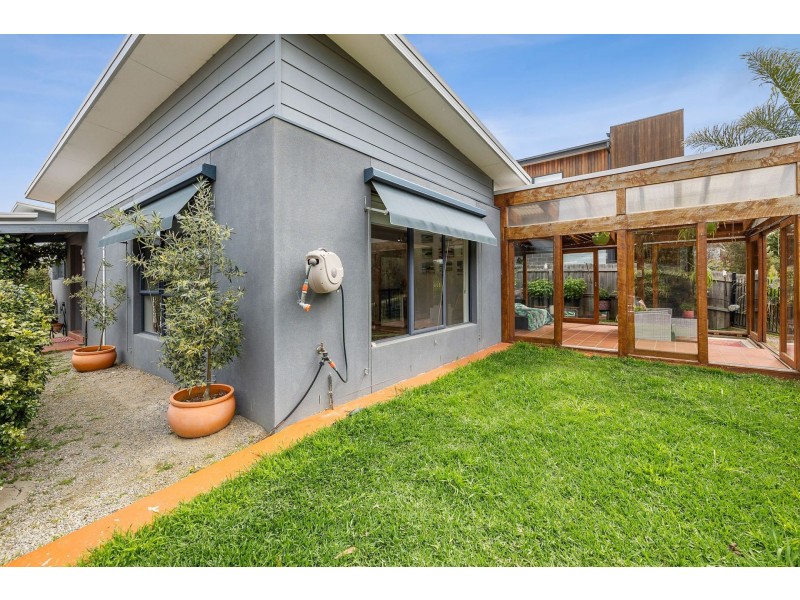 1/7 Saltbush pl, Torquay VIC 3228