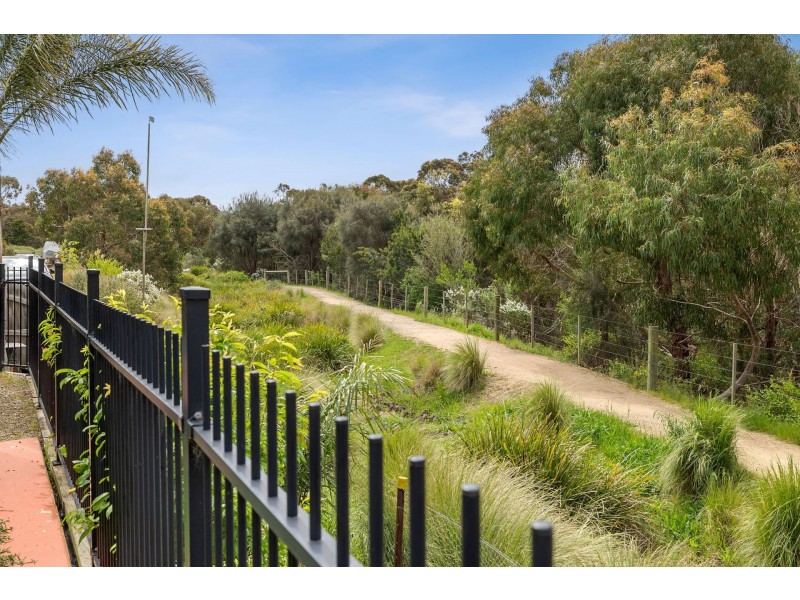 1/7 Saltbush pl, Torquay VIC 3228