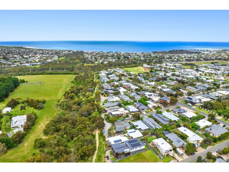1/7 Saltbush pl, Torquay VIC 3228