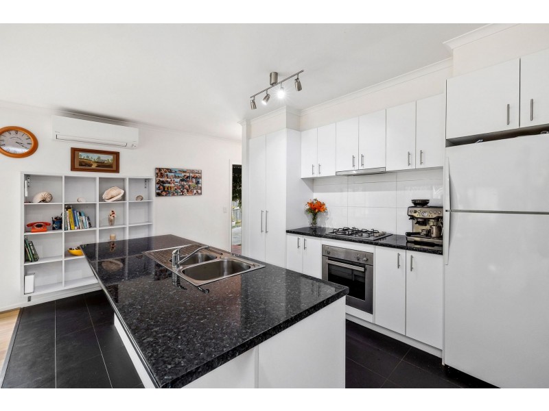 1/7 Saltbush pl, Torquay VIC 3228