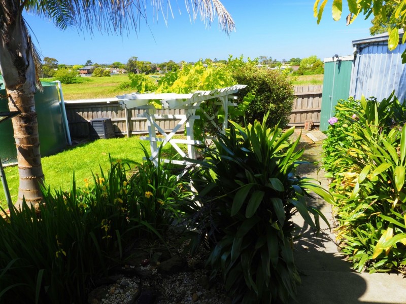 12 Golf links Rd, Lakes Entrance VIC 3909