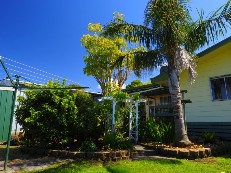 12 Golf links Rd, Lakes Entrance VIC 3909
