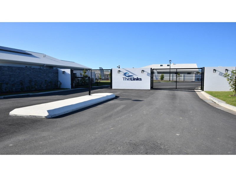 12 Oakmont Drive, South West Rocks NSW 2431