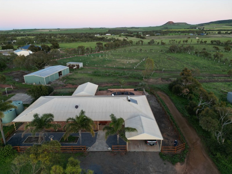 257 Giles Road, Moonyoonooka WA 6532