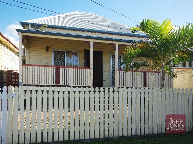 689 Esplanade, Lota QLD 4179