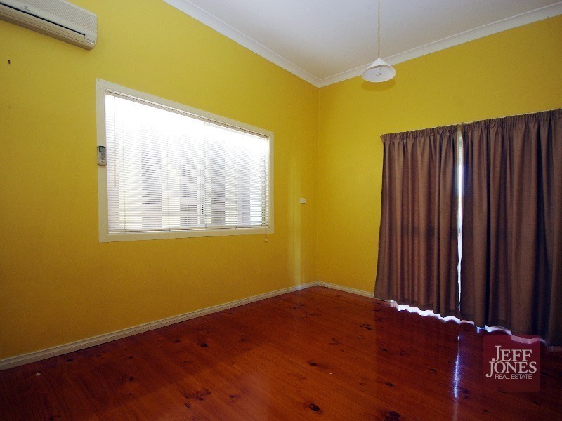 689 Esplanade, Lota QLD 4179