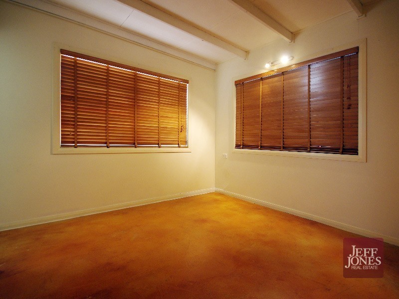 689 Esplanade, Lota QLD 4179