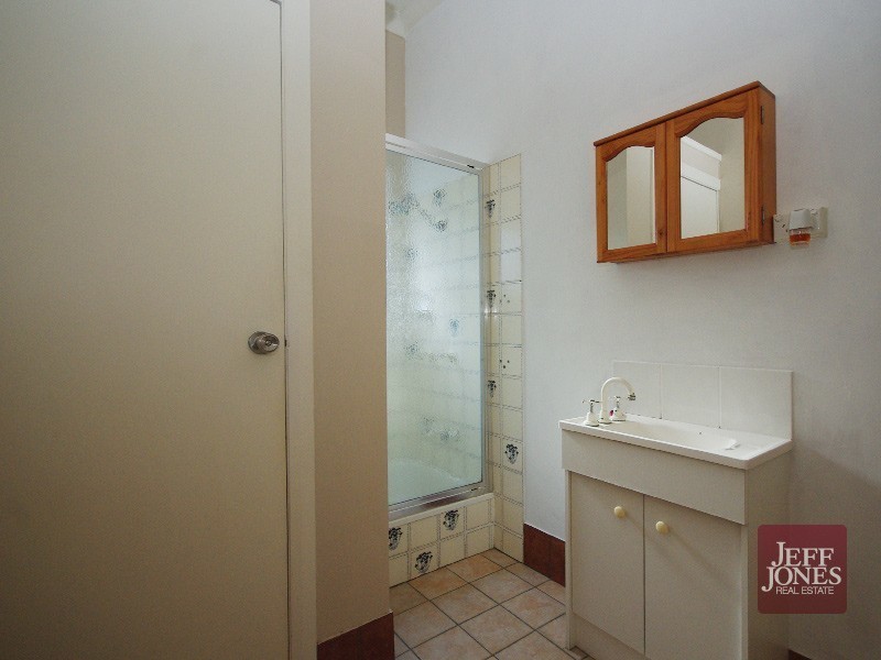 689 Esplanade, Lota QLD 4179