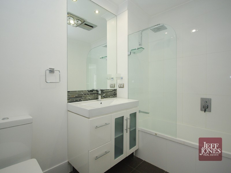 1/72 Miles Street, Hawthorne QLD 4171