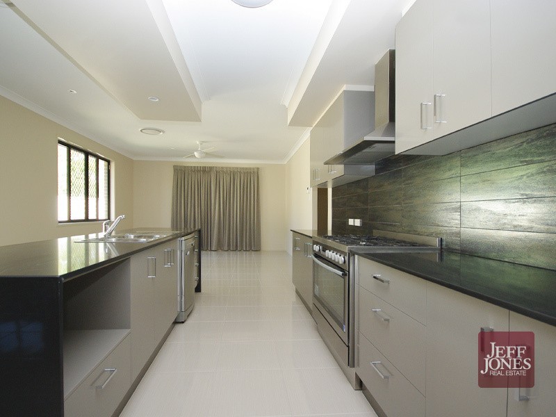 15 Harding Close, Manly West QLD 4179